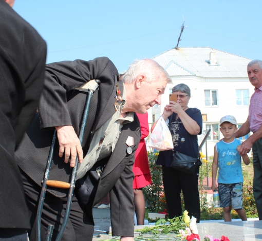 Лишь по случайности выживший в 1984 году шахтер - Владимир Семиниченко возлагает цветы в память о своих - 14 погибших друзьях 